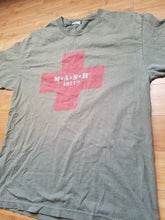 Load image into Gallery viewer, Mens 2004 M*A*S*H 4077th Tshirt Size Large-Green
